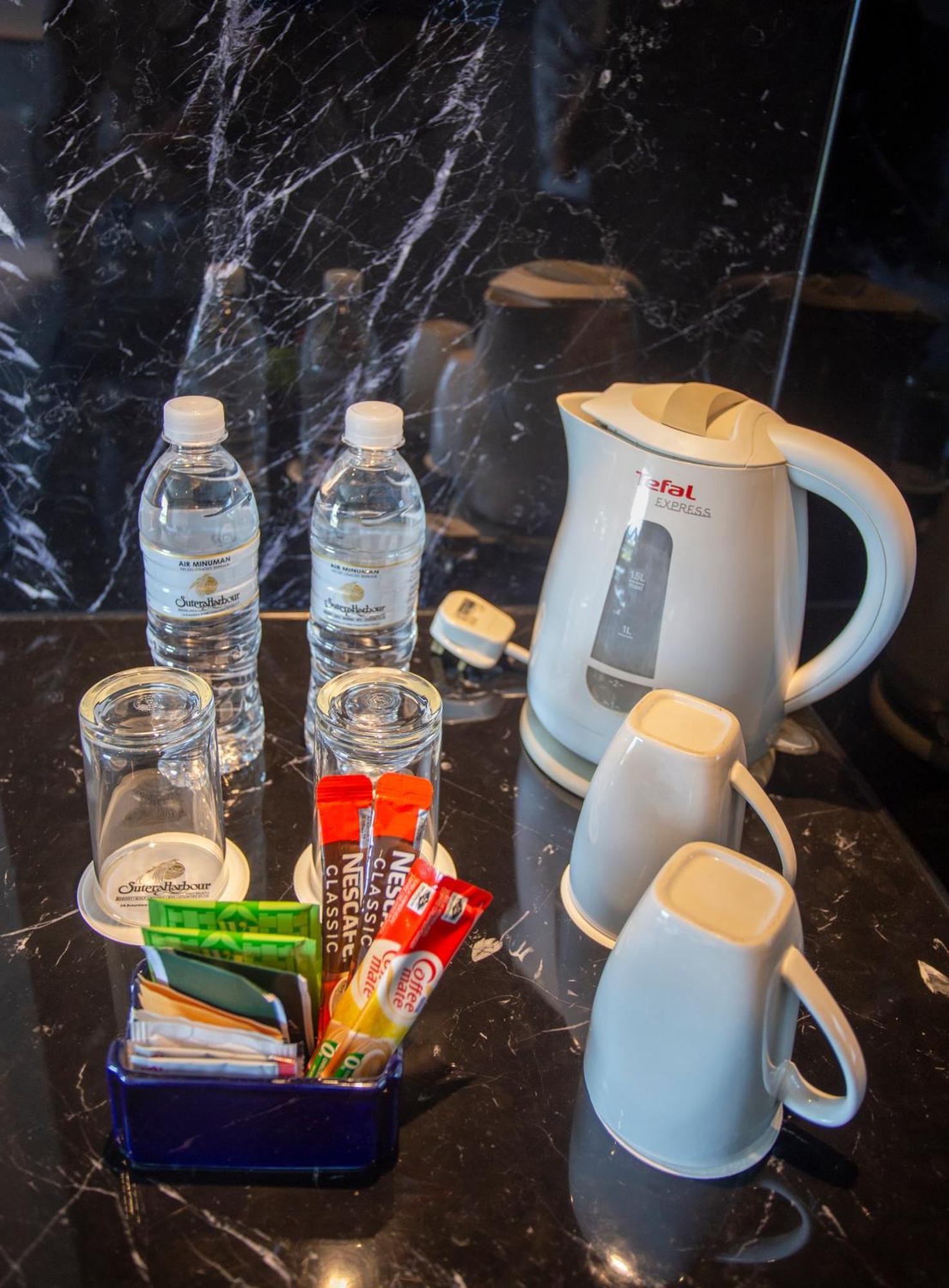 The Pacific Sutera Kota Kinabalu Exterior foto A kettle with bottled water and coffee