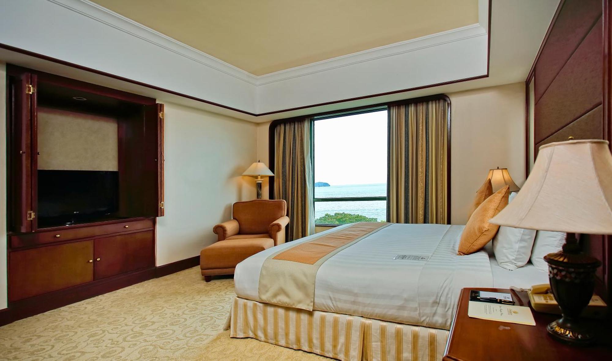 The Pacific Sutera Kota Kinabalu Exterior foto A bedroom at the Shangri-La Hotel, Kuala Lumpur